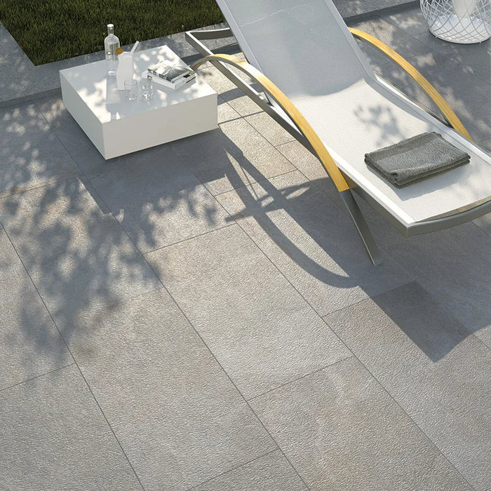Dettaglio giardino con pavimento in gres porcellanato effetto pietra naturale per esterni della Collezione Amazzonia, formato 45x90 rettificato, colore Dragon Grey