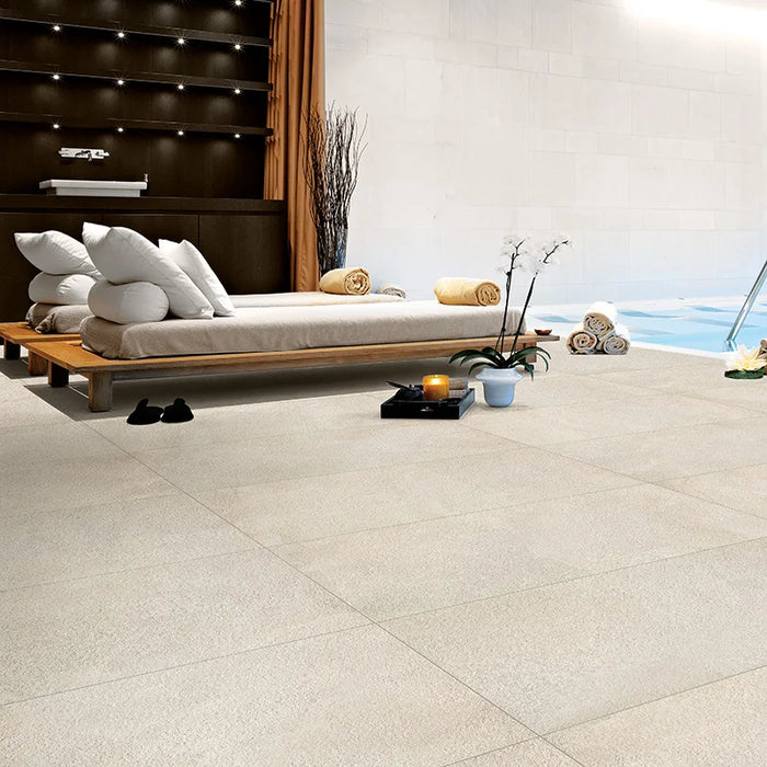 Dettaglio piscina con pavimento in gres porcellanato effetto pietra naturale per esterni della Collezione Amazzonia, formato 45x90 rettificato, colore Dragon White