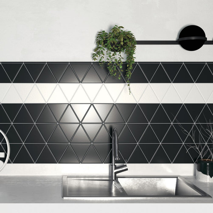 ambientazione di dresscode piano black matt di ceramica settecento, in formato triangolare