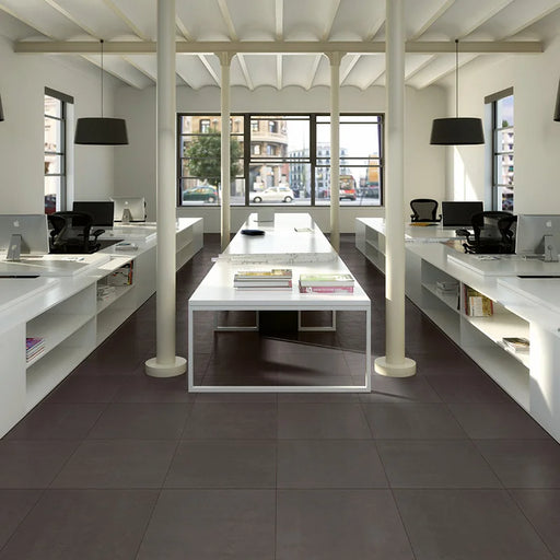 Ufficio Moderno con pavimento in gres porcellanato effetto resina tinta unita della collezione Architecture di Casalgrande, formato 60x60 rettficato, colore dark Grey