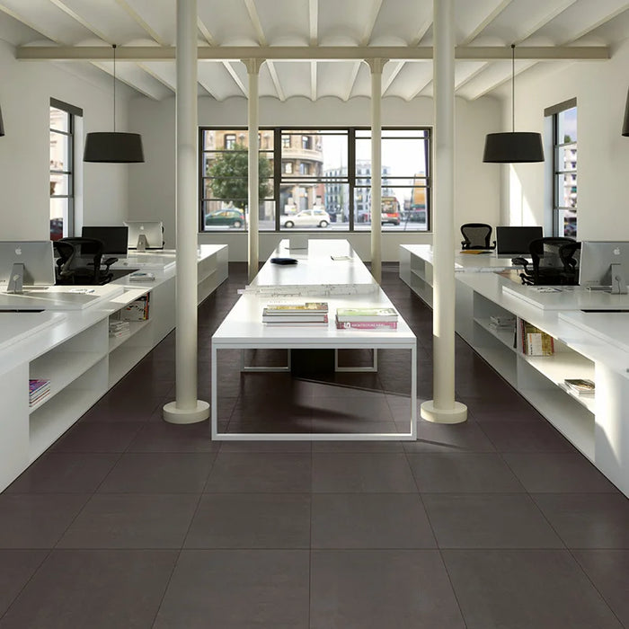 Ufficio Moderno con pavimento in gres porcellanato effetto resina tinta unita della collezione Architecture di Casalgrande, formato 60x60 rettficato, colore dark Grey