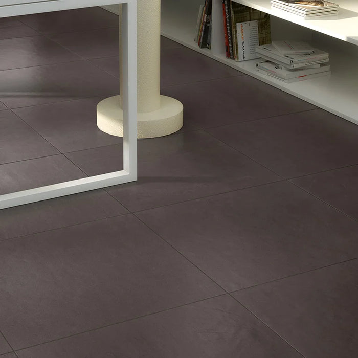 Dettaglio piastrella per pavimento in gres porcellanato effetto resina tinta unita della collezione Architecture di Casalgrande, formato 60x60 rettficato, colore Dark Grey
