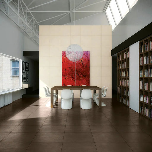 Biblioteca moderna con pavimento in gres porcellanato effetto resina tinta unita della collezione Architecture di Casalgrande, formato 60x60 rettficato, colore Light Brown