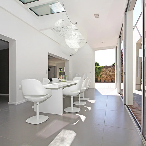 Sala da pranzo con pavimento in gres porcellanato effetto resina tinta unita della collezione Architecture di Casalgrande, formato 90x90 rettficato, colore Medium Grey