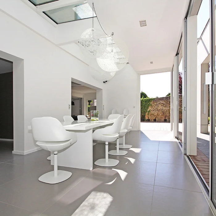 Sala da pranzo con pavimento in gres porcellanato effetto resina tinta unita della collezione Architecture di Casalgrande, formato 90x90 rettficato, colore Medium Grey