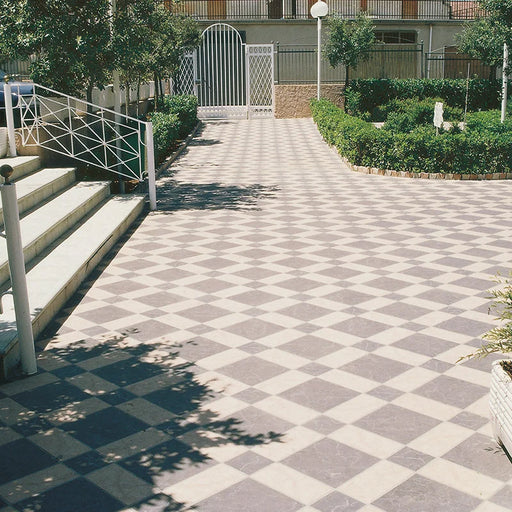 Dettaglio pavimento in gres porcellanato effetto pietra naturale della collezione Ardesia di Casalgrande, formati 30x30 e 15x15 non rettficato, colore Grigio e formato 15x30, colore bianco