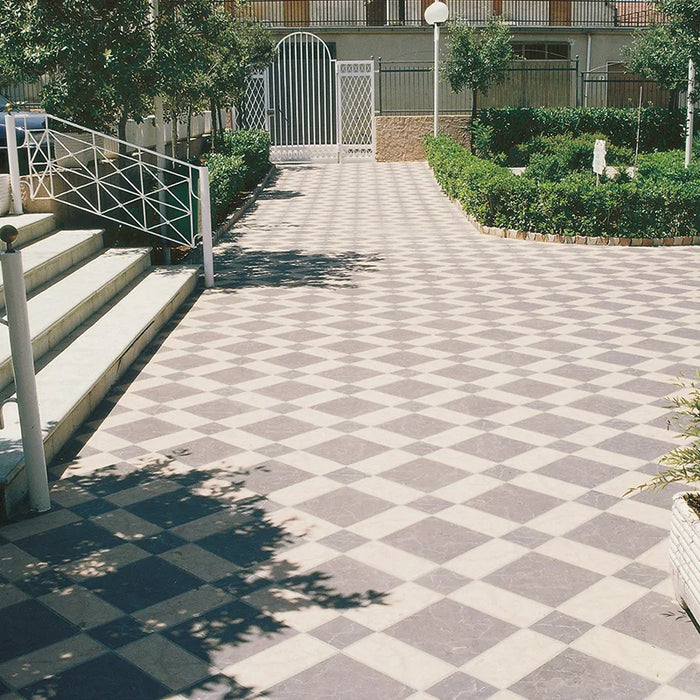 Dettaglio pavimento in gres porcellanato effetto pietra naturale della collezione Ardesia di Casalgrande, formati 30x30 e 15x15 non rettficato, colore Grigio e formato 15x30, colore bianco