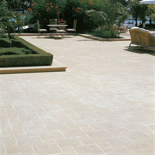 Dettaglio pavimento in gres porcellanato effetto pietra naturale della collezione Ardesia di Casalgrande, formati 30x30, 15x30 e 15x15 non rettficato, colore Bianco