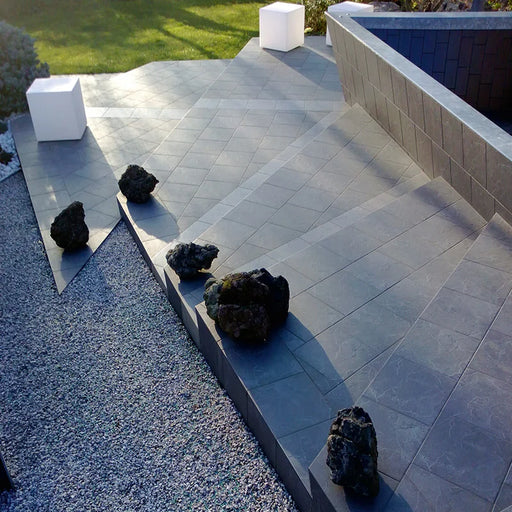 Dettaglio piastrella per pavimento in gres porcellanato effetto pietra naturale della collezione Ardesia di Casalgrande, formato 30x30 non rettificato, colore Nero