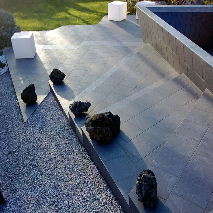 Dettaglio piastrella per pavimento in gres porcellanato effetto pietra naturale della collezione Ardesia di Casalgrande, formato 30x30 non rettificato, colore Nero