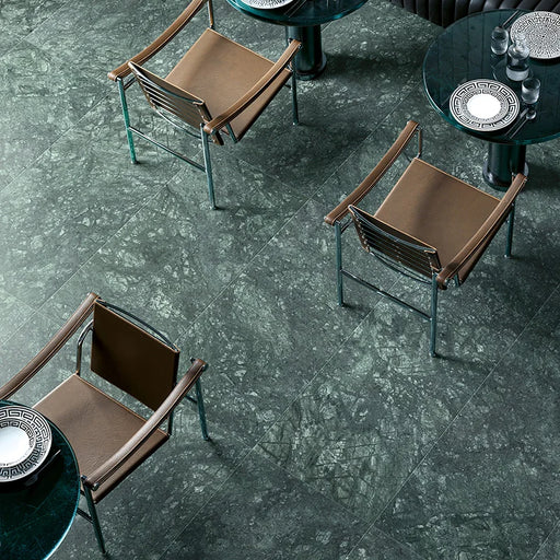 Ristorante con pavimento e rivestimento in gres serie Brutus di 41zero42, effetto granito opaco, formato 60x120 cm, Colore Brutus Guatemala