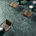 Ristorante con pavimento e rivestimento in gres serie Brutus di 41zero42, effetto granito opaco, formato 60x120 cm, Colore Brutus Guatemala