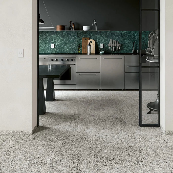 Cucina moderna con pavimento e rivestimento in gres serie Brutus di 41zero42, effetto granito opaco, formato 60x120 cm, Colore Brutus