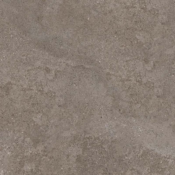 Dettaglio piastrella in gres porcellanato effetto pietra calcarea, Ceramiche Keope - Collezione Brystone, formato 120x120 cm, finitura natural R9, colore Avana. Ideale per pavimenti e rivestimenti di design.