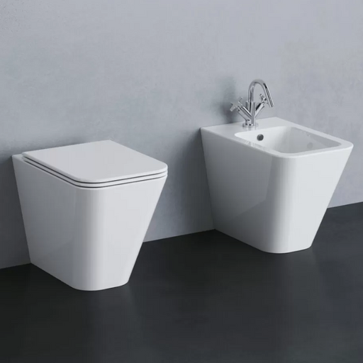 ambientazione di vaso a terra della serie build Linea di matericaSHOP, senza brida e con sistema watersaving con scarico da 3 litri