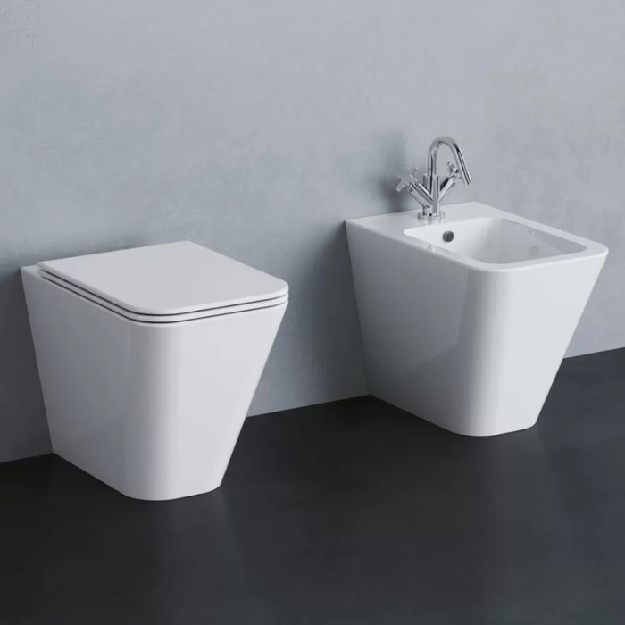 ambientazione di vaso a terra della serie build Linea di matericaSHOP, senza brida e con sistema watersaving con scarico da 3 litri