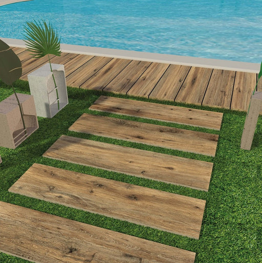 Pavimentazione di bordo piscina con piastrelle effetto legno spessorato. Gres Porcellanato 20mm Chalet Brown 40x122 di Savoia italia