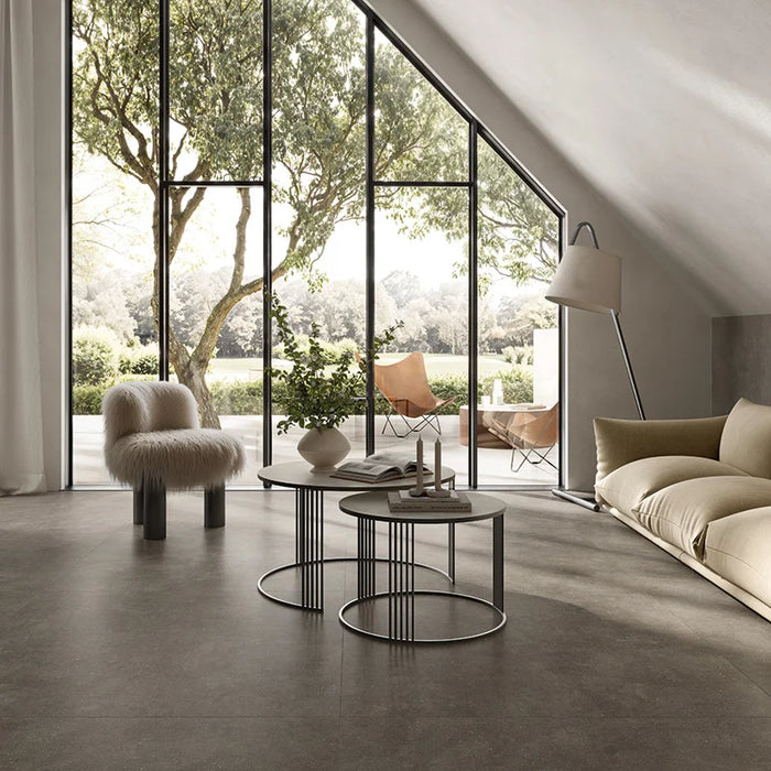 Salotto moderno con pavimento in gres porcellanato effetto cemento nuvolato vellutato della collezione Concept di Casalgrande, formato 60x120 cm, colore Black