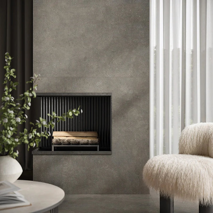 Camino con rivestimento in gres porcellanato effetto cemento nuvolato opaco della collezione Concept di Casalgrande, formato 120x120 cm, colore Black