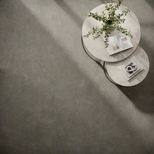 Dettaglio piastrella in gres porcellanato effetto cemento nuvolato opaco della collezione Concept di Casalgrande, formato 120x120 cm, colore Black