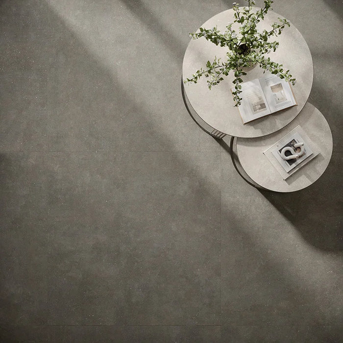 Dettaglio piastrella in gres porcellanato effetto cemento nuvolato opaco della collezione Concept di Casalgrande, formato 120x120 cm, colore Black