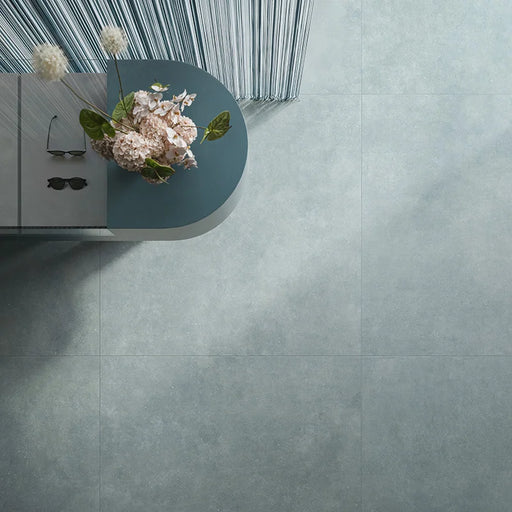 Dettaglio pavimento in gres porcellanato effetto cemento nuvolato della collezione Concept di Casalgrande, formato 120x120 cm, colore Blue