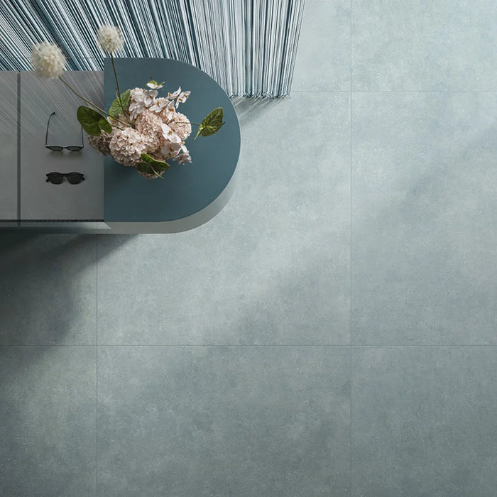 Dettaglio pavimento in gres porcellanato effetto cemento nuvolato della collezione Concept di Casalgrande, formato 120x120 cm, colore Blue
