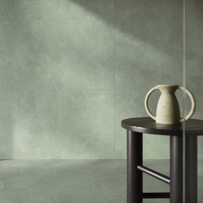 Dettaglio rivestimento in gres porcellanato effetto cemento nuvolato opaco della collezione Concept di Casalgrande, formato 60x120 cm, colore Green