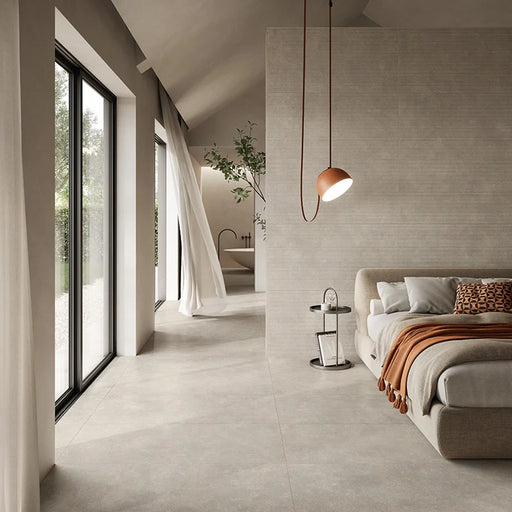 Camera con pavimento e rivestimento in gres porcellanato effetto cemento nuvolato vellutato della collezione Concept di Casalgrande, formato 120x120 cm, colore Greige
