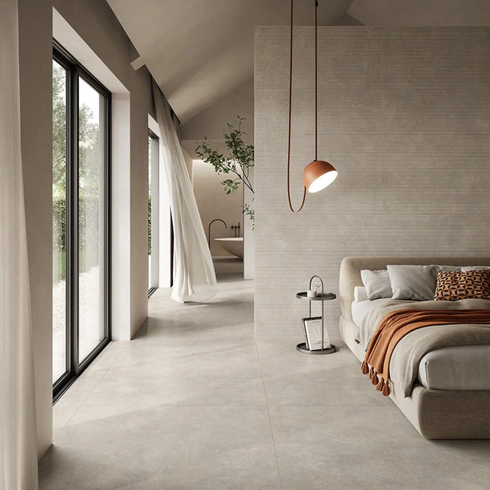 Camera con pavimento e rivestimento in gres porcellanato effetto cemento nuvolato vellutato della collezione Concept di Casalgrande, formato 120x120 cm, colore Greige