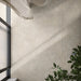 Dettaglio pavimento in gres porcellanato effetto cemento nuvolato opaco della collezione Concept di Casalgrande, formato 60x120 cm, colore Greige