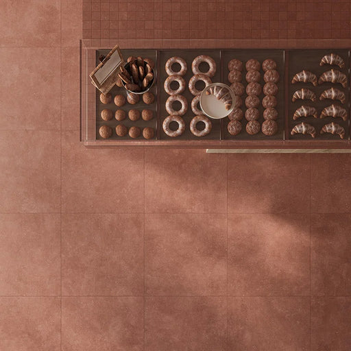 Dettaglio pavimento in gres porcellanato effetto cemento nuvolato opaco della collezione Concept di Casalgrande, formato 60x60 cm, colore Red