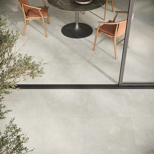 Dettaglio pavimento in gres porcellanato effetto cemento nuvolato per esterni con bordo bocciardato della collezione Concept di Casalgrande, formato 60x60 cm, colore White