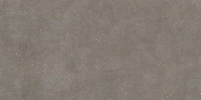 Dettaglio piastrella in gres porcellanato effetto cemento nuvolato per esterni con bordo bocciardato della collezione Concept di Casalgrande, formato 30x60 cm, colore Black