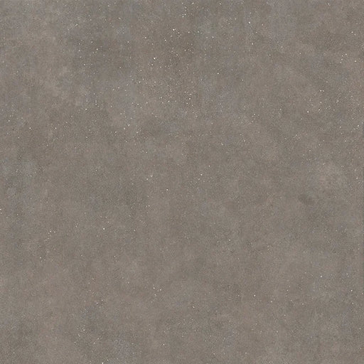 Dettaglio piastrella in gres porcellanato effetto cemento nuvolato per esterni con bordo bocciardato della collezione Concept di Casalgrande, formato 60x60 cm, colore Black