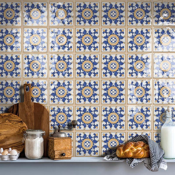 Dettaglio cucina con rivestimento in gres porcellanato effetto cementina vietrese. Collezione Amalfi di Ceramica Valsecchia, formato 15x15, 7