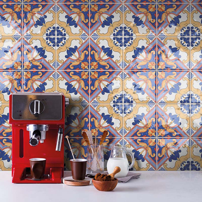 Dettaglio rivestimento cucina in gres porcellanato effetto cementina vietrese. Collezione Amalfi di Ceramica Valsecchia, formato 15x15, 8