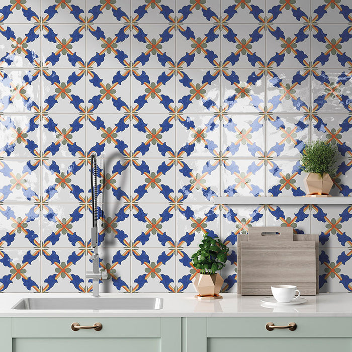 Dettaglio rivestimento cucina in gres porcellanato effetto cementina vietrese. Collezione Amalfi di Ceramica Valsecchia, formato 15x15, 9