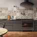 Cucina con rivestimento in gres porcellanato effetto cementina dai colori vintage opaca. Collezione Cementine di Ceramica Valsecchia, formato 20x20, Mix Color