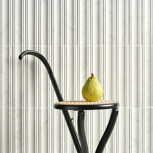 Dettaglio rivestimento in pasta bianca serie Dandy di 41zero42, effetto mattoncino 3d in marmo opaco, formato 5x25 cm, Colore Mrs White