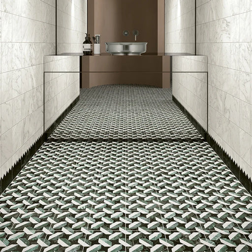 Dettaglio Bagno moderno con pavimento e rivestimento in gres serie Dandy di 41zero42, effetto marmo intarsiato opaco, formato 18x18 cm, Colore Chain
