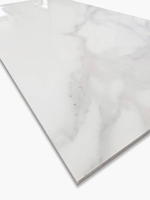Dettaglio della superficie levigata e lucida con venature grigie del gres porcellanato Xstone Calacatta