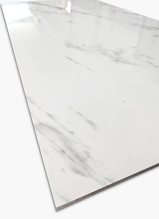 Dettaglio ravvicinato della superficie levigata lucida con venature grigie sfumate della piastrella Xstone Carrara