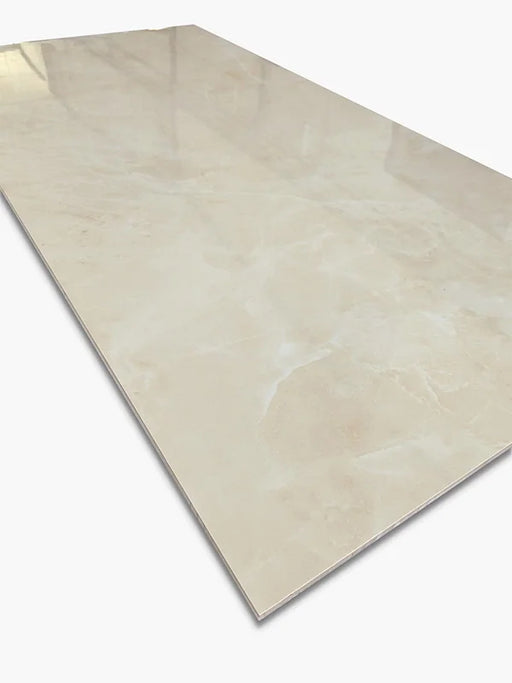 Dettaglio della superficie levigata lucida color crema con venature leggere della piastrella Xstone Crema