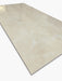 Dettaglio della superficie levigata lucida color crema con venature leggere della piastrella Xstone Crema