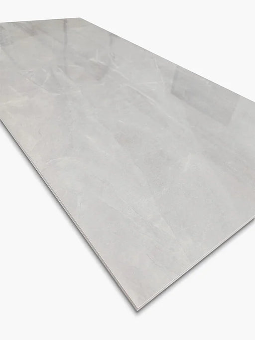 Dettaglio della superficie levigata lucida grigio argento con venature chiare della piastrella Xstone Silver