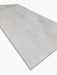 Dettaglio della superficie levigata lucida grigio argento con venature chiare della piastrella Xstone Silver