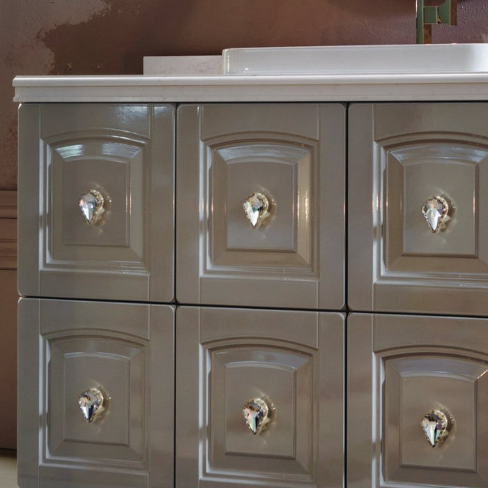 composizione mobile bagno in stile classico Dorian 12 acanthis di compab in finitura tortora opaco con pomelli swarovsky e top in marmo lavorato e lavabo soprapiano in ceramica bianca