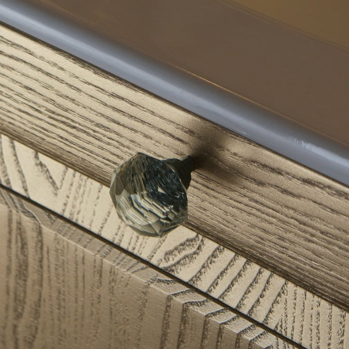 dettaglio del pomello con finitura in cristallo su mobile da bagno classico Dorian dorato