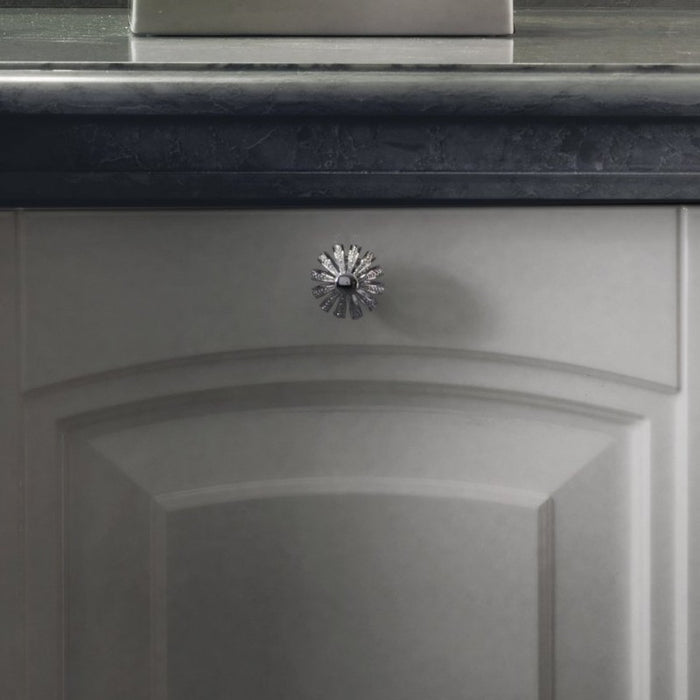 particolare del pomello utilizzato nel mobile a terra in stile classico, cromato con lavorazione a mano